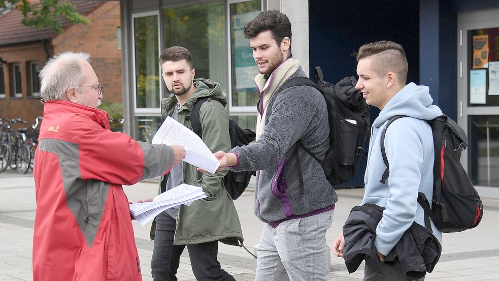 Die meisten Studierenden in Emden nahmen die angebotenen Flugblätter mit. Foto: Ellinger