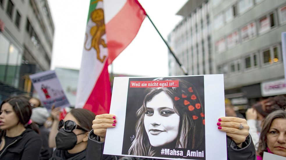 Auch in Deutschland solidarisieren sich die Menschen nach dem Tod von Mahsa Amini mit den Demonstranten im Iran. Foto: dpa/Christoph Reichwein