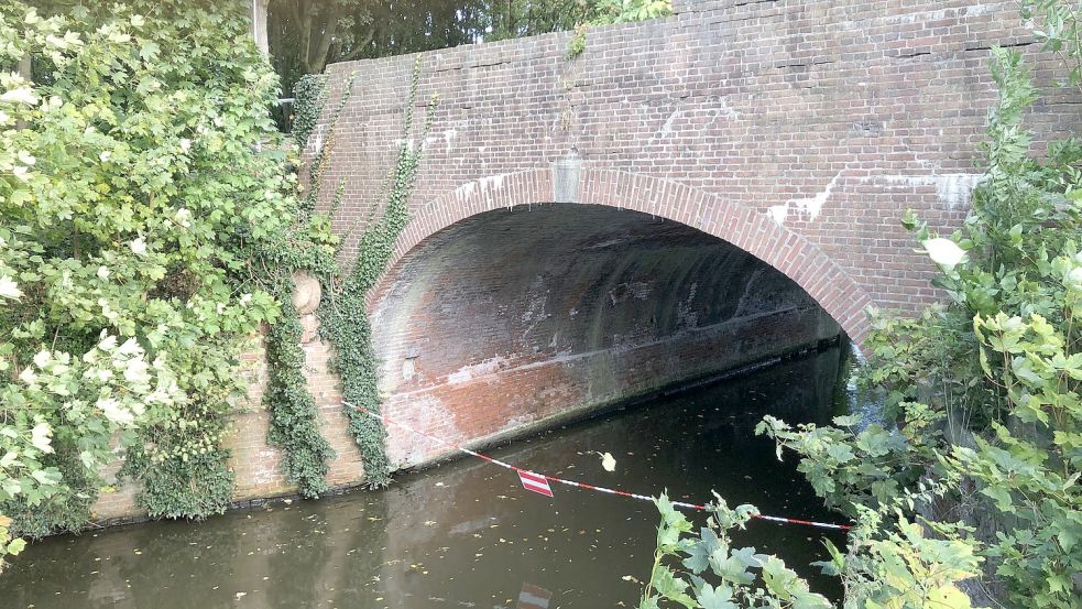 Die Brücke stammt aus dem Jahr 1789 und ist als Denkmal geschützt. Das Tonnengewölbe ist 16 Meter lang. Die Einfahrten sind jetzt mit rot-weißen Ketten versperrt. Fotos: H. Müller