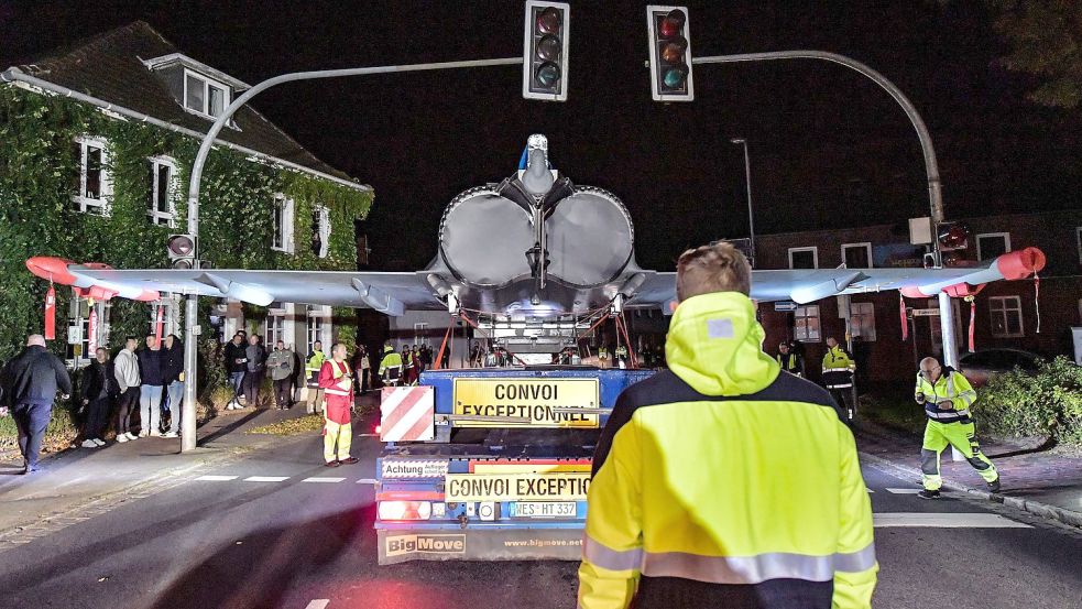 An dieser Kreuzung mitten in Jever wurde es ziemlich eng. Es dauerte entsprechend lange, den Eurofighter zwischen den beiden Ampeln hindurch zu manövrieren. Foto: Ortgies