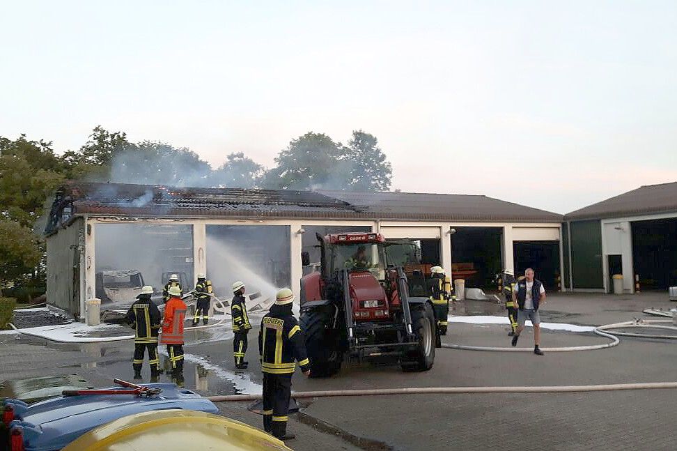 Die Feuerwehr ist bei einer Außenstelle des NLWKN in Neuwesteel im Einsatz. Bild: Loger