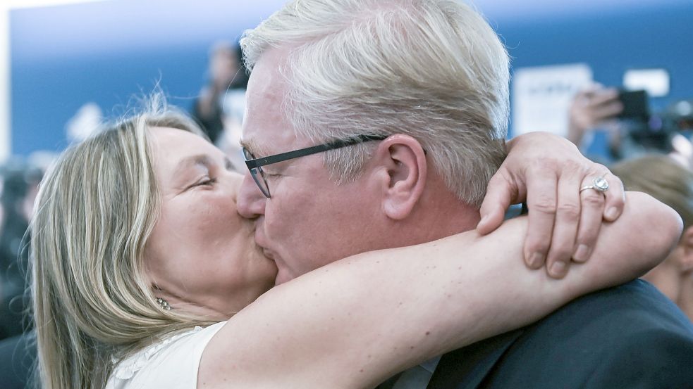 Bernd Althusmann, CDU-Spitzenkandidat, küsst nach Bekanntgabe erster Prognosen zur Landtagswahl in Niedersachsen in den Fraktionsräumen der CDU im niedersächsischen Landtag seine Frau Iris Althusmann. Foto: Sina Schuldt/dpa