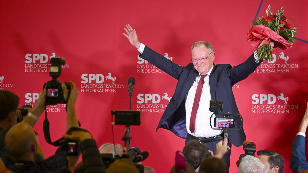 Musste nochmal energisch auf die Bühne zurückgerufen werden, um sich feiern zu lassen: Wahlsieger Stephan Weil (SPD). Foto: dpa