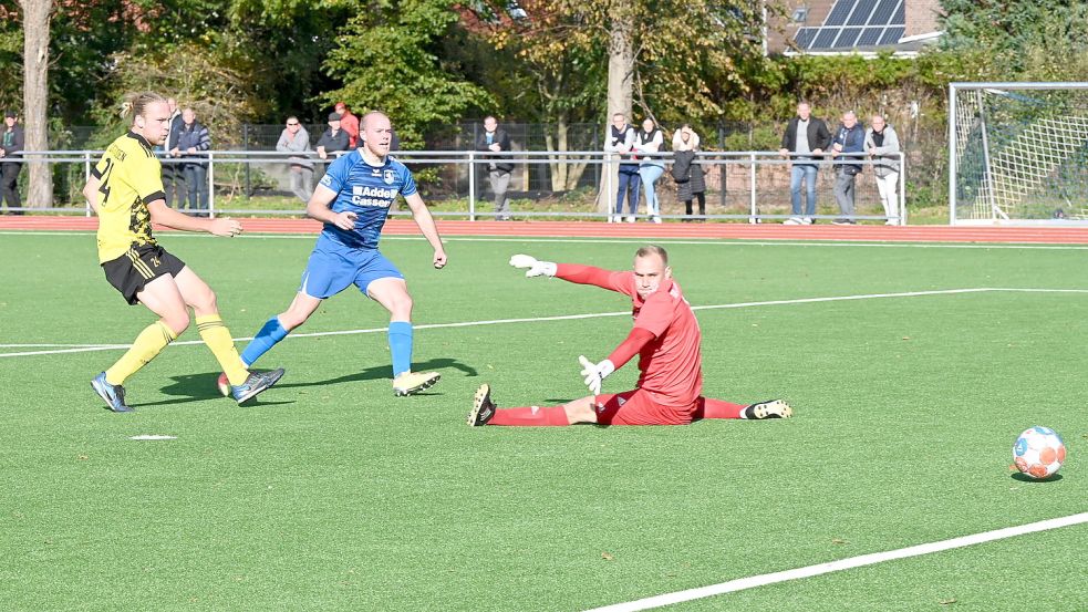 Torben Freudenberg erzielte nicht nur das wichtige 2:0 nach 34 Minuten, sondern besorgte auch das 4:0. In dieser Szene lässt er Thilo Janßen und Torwart Rene Breu keine Chance. Foto: Steenhoff