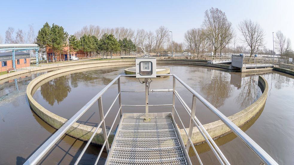 In Kläranlagen werden Abwässer gereinigt, bevor sie in Flüsse eingeleitet werden. Aufgrund der Energiekrise gehen den Klärwerken aber wichtige Chemikalien zur Wasserreinigung aus. Foto: dpa/Georg Scharnweber