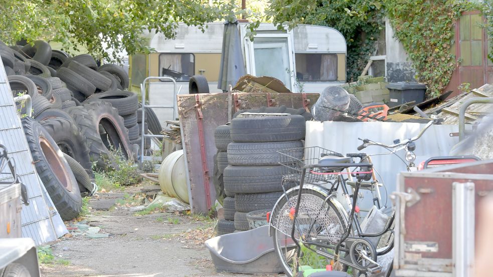 Aus diesem Wohnwagen holte der mutmaßliche Betreiber der Müllhalde eine Anklageschrift. Foto: Ortgies