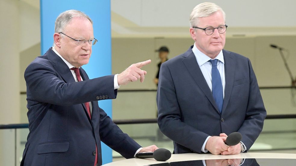 Ministerpräsident Stephan Weil (SPD, links) und der Spitzenkandidat der CDU, Bernd Althusmann, treffen in einem TV-Studio aufeinander. Foto: Stratenschulte/DPA