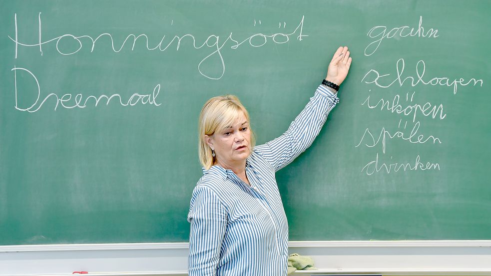 Es gibt mehrere Versuche für Plattdeutsch in Grundschulen, wie hier Doris Meinke, die Plattdeutsch in einer dritten Klasse einer Grundschule in Prenzlau (Brandenburg) unterrichtet. Foto: Patrick Pleul/dpa