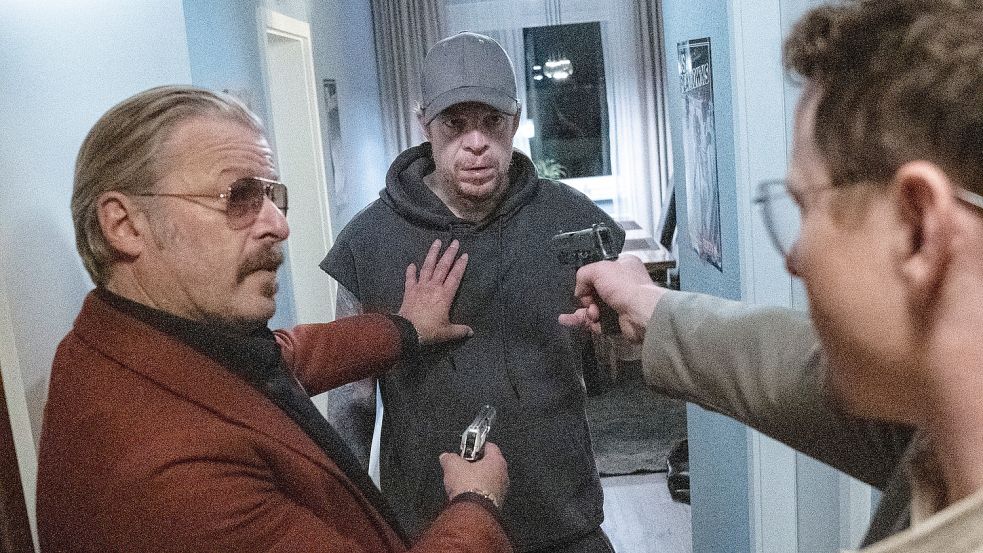 Nachtschicht-Folge „Die Ruhe vor dem Sturm“: Mommsen (Roland Koch), Harvey (Sascha Reimann), Krakoff (Shenja Lacher). Foto: ZDF/Marion von der Mehden