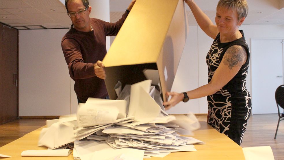 Die Wahl ist zu Ende: Kurz nach 18 Uhr wird in einem Wittmunder Wahllokal die Urne ausgekippt. Foto: Oltmanns