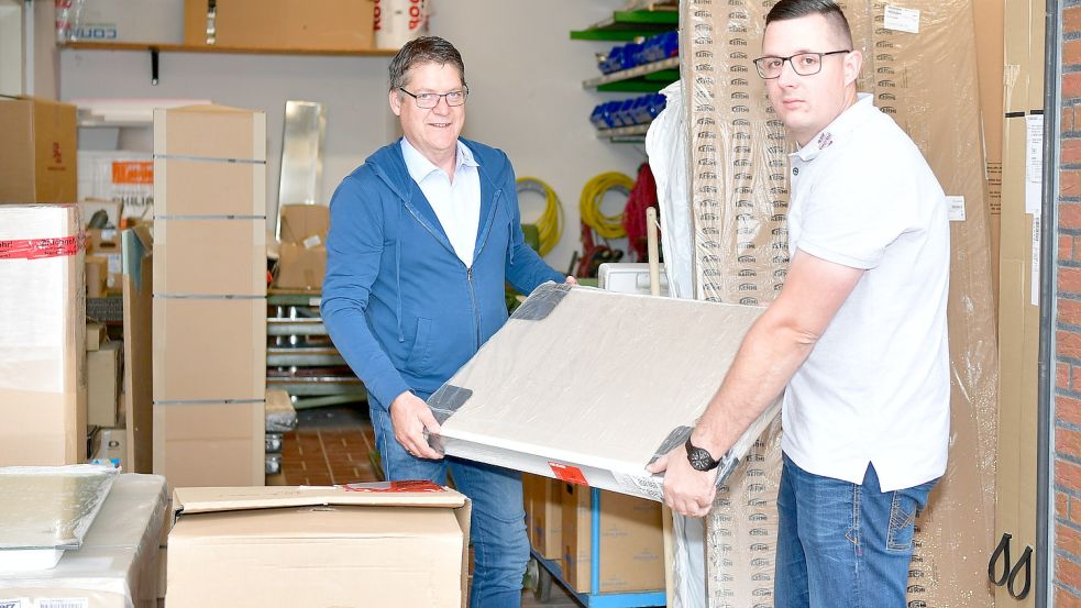 Beim Heizungsbauer Hoogestraat in Pewsum sind die Mitarbeiter auch freitagnachmittags noch im Einsatz. Das Bild zeigt Thomas Hoogestraat (links) und Benjamin Akkermann. Foto: Wagenaar