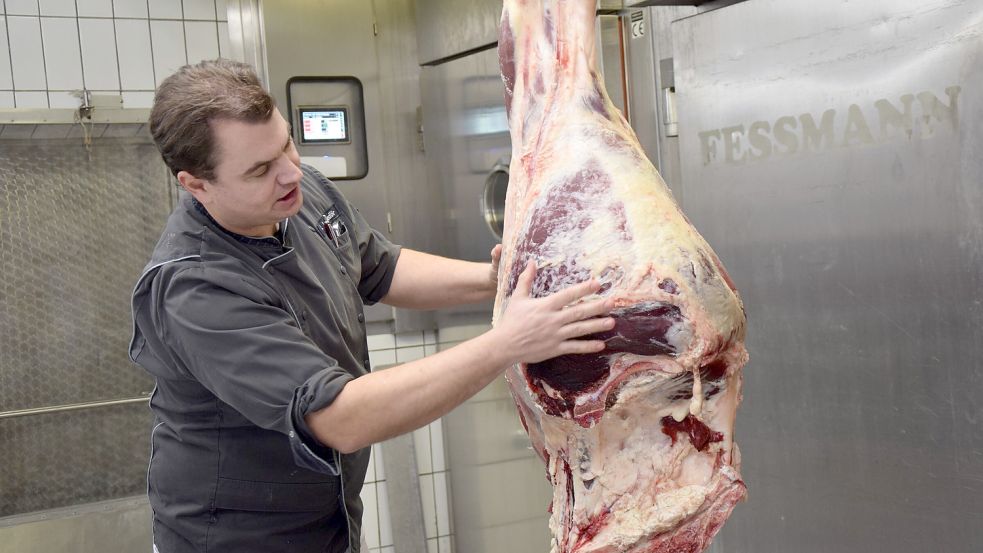 Immer weniger junge Menschen in Ostfriesland wollen Fleischer werden. Fleischermeister Markus Leggedör sieht das Handwerk in Gefahr. Foto: Archiv