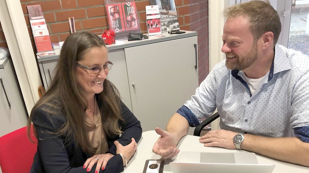 Strahlende Gesichter am Tag nach der Wahl: Die SPD-Fraktionschefin Maria Winter und der wiedergewählte SPD-Landtagsabgeordnete Matthias Arends bereiteten am Montag gemeinsam eine Sitzung vor. Foto: H. Müller