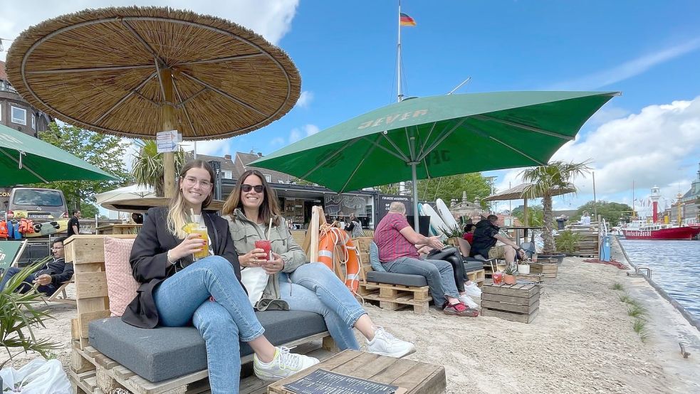 Zu den ersten Besuchern kurz nach der Eröffnung am 21. Mai zählten Alina (links) und Claudia Bolenz. Foto: Päschel/Archiv