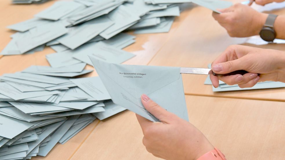Am Sonntag ab 18 Uhr wurden in den Kreisverwaltungen die Stimmen der Briefwähler ausgezählt. Foto: Ortgies