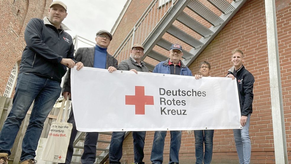 Erik Heeren, 2. Vorsitzender vom DRK-Ortsverein Hinte (links) und 1. Vorsitzender Arne Wirth (rechts) wurden von den Kirchenratsvertretern Claus Karger (von links), Jans Mudder, Hinrich Busker und Sabine Bruns in Groß-Mildum begrüßt. Foto: privat