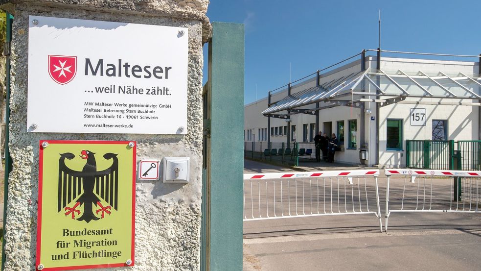 Eine geschlossene Schranke blockiert die Zufahrtsstraße zur Erstaufnahmeeinrichtungen für Flüchtlinge in Stern-Buchholz in Mecklenburg-Vorpommern. Foto: Büttner/dpa