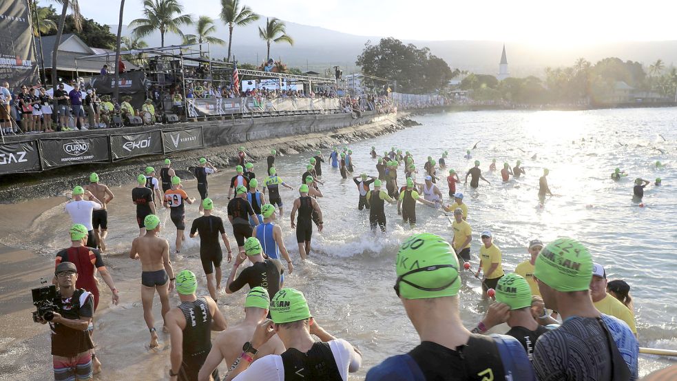 In den frühen Morgenstunden begaben sich die Triathleten an den Start. Foto: AP Photo/Marco Garcia