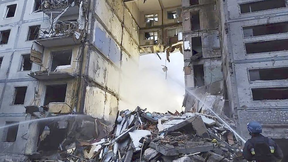 Zerstörung überall: Das Bild zeigt ein Wohnhaus in der Stadt Saporischschja nach einem russischen Raketenangriff. Foto: Ukrainian Emergency Service/AP