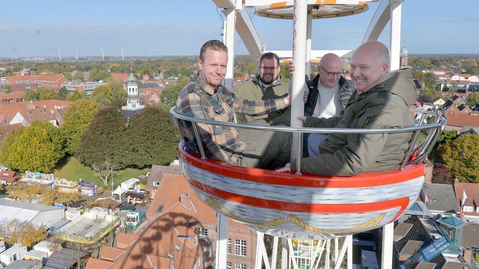 Timo von Halle, Vorsitzender der Schausteller (links) und Bürgermeister Claus-Peter Horst (rechts) bei der ersten Runde auf dem Riesenrad. Foto: Ortgies