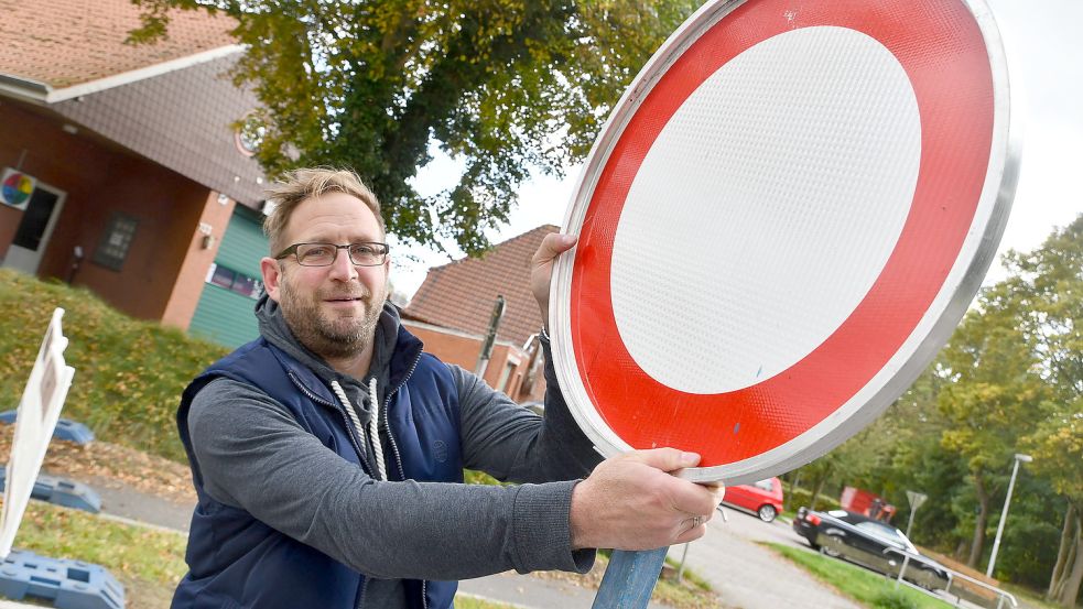 Bauleiter Boris Flore stellt das Durchfahrt-Verboten-Schild in Großwolde auf. Fotos: Hellmers
