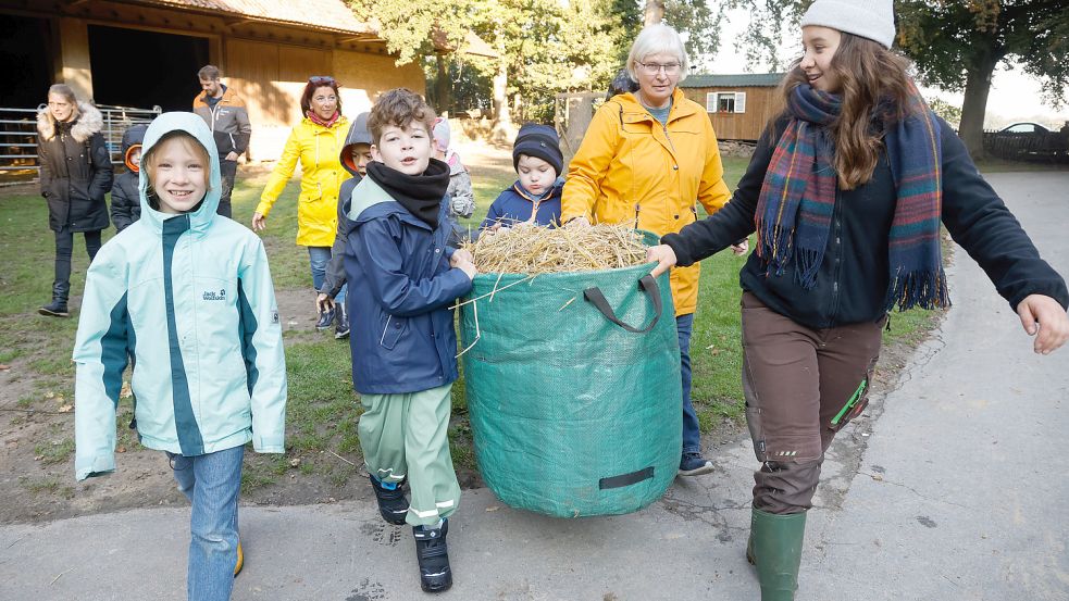 Isabell Exner (rechts) vom Hof Steckenpferd in Bünde betreut einen Vormittag lang eine Klasse der Förderschule Arche aus Kirchlengern. Foto: Michael Gründel