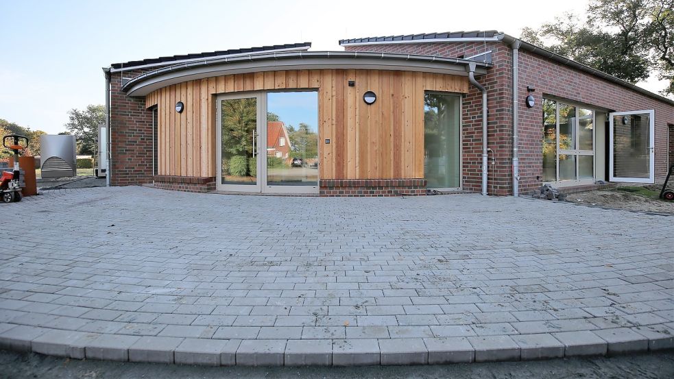 Die Front mit dem Eingangsbereich der neuen Krippe „Dat Krabbelhus“ in Weene. Sie bildet den Kopf des Käfers, den die Grundform des Gebäudes darstellt. Foto: Böning