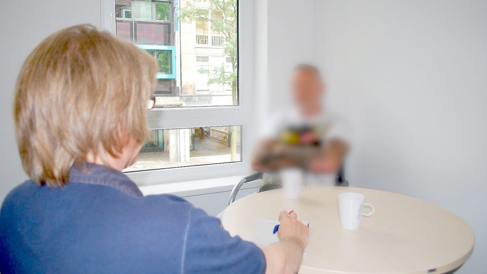 Weist jede Zusammenarbeit mit der Polizei zurück: Ex-Bandidos-Chef B. im Gespräch mit Redakteur Eckard Gehm. Foto: Dörte Moritzen
