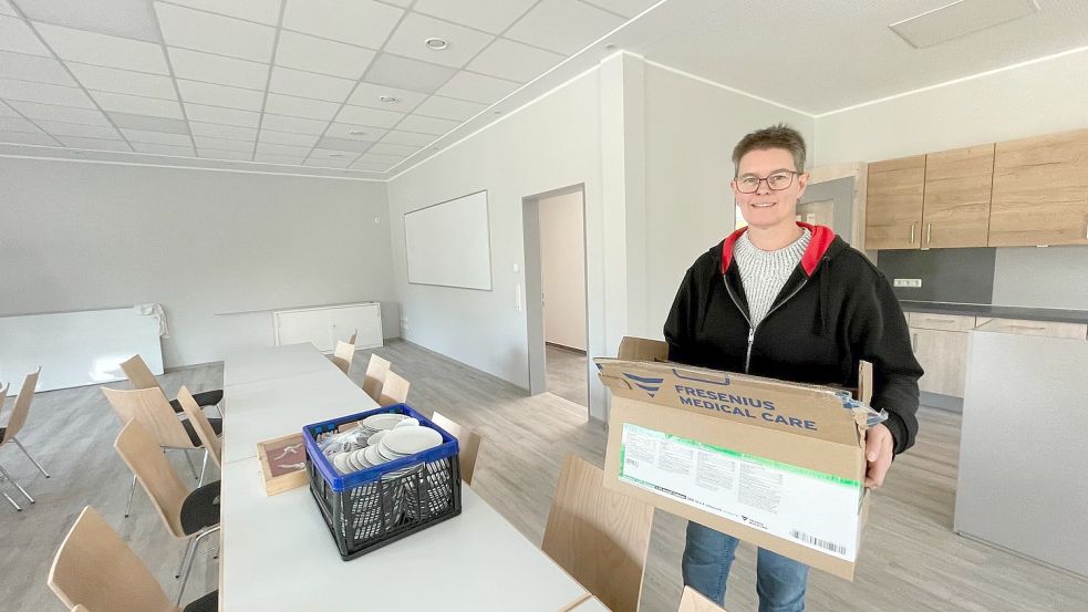 Edith Schulte im großen, hellen Aufenthaltsraum im neuen Feuerwehrhaus. In den vergangenen Tagen wurden schon tüchtig Kisten geschleppt. Der Einzug steht an. Foto: Janßen