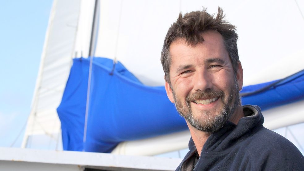Jochen Zaeschmar auf seinem Schiff. Hier verbringt er die meiste Zeit des Tages – 18 Jahre lang lebte er sogar an Bord. Foto: Privat