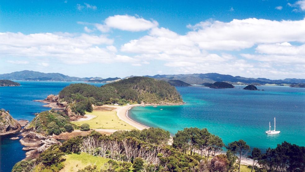 Roberton Island oder auf Maori Motuarohia Island liegt bei Jochen Zaeschmar „vor der Haustür“. In der Bucht ankert sein Boot, die „Manawanui“. Foto: Zaeschmar