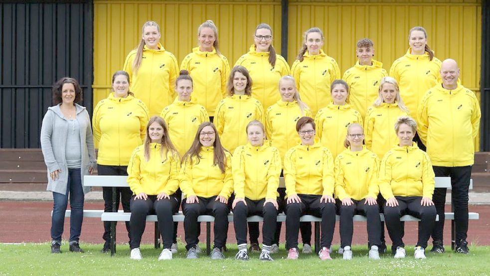 Die Ex-Blauen von Kickers Emden fühlen sich als Gelb-Schwarze des TuS Hinte richtig wohl. Das Foto zeigt sitzend (von links): Sarah Sehnert, Marie Lücke, Solveig Möß, Sindy Winzer, Saskia Hermann, Sonja Ysker. Mitte (von links): Vorsitzende Anne Thonicke, Denise Hassler, Lucy Klemd, Franca Schäfer, Anneke Bedenski, Hilke Fröhlich, Stefanie Schröder und Co-Trainer Piet Nauman. Hinten (von links): Alina Becker, Sarah Harken, Svenja Ross, Petra Groenveld, Janina Tjarksen, Ina van der Werff. Es fehlen Maren Bakker, Neelke Ulferts, Imke Akkermann, Lena van Hove und Trainerin Doreen Buß. Foto: Privat