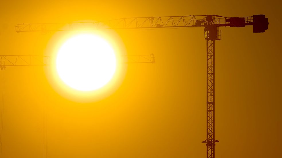 Die Bauwirtschaft warnt schon seit Langem, dass 400.000 Wohnungen pro Jahr nicht zu schaffen sind Foto: Julian Stratenschulte/dpa