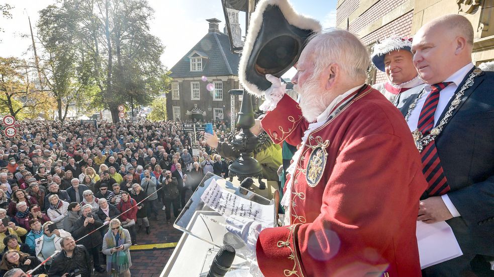 Nach wie vor gut bei Stimme: Ehrenherold Trevor Heeks aus der englischen Partnerstadt Trowbridge begrüßt die Menge bei der offiziellen Gallimarkts-Eröffnung. Foto: Ortgies