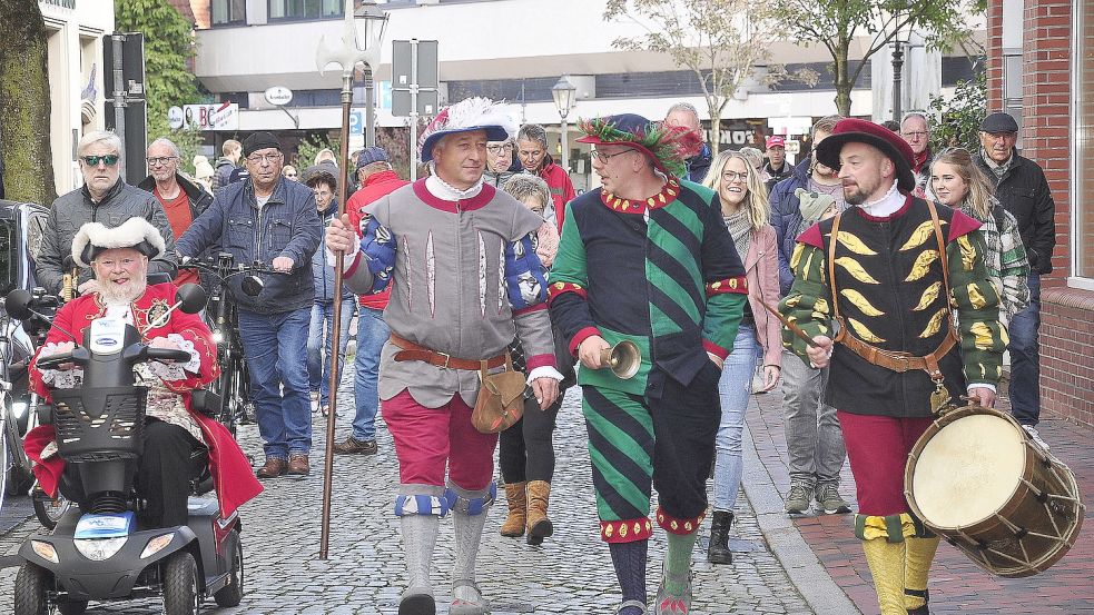 Trevor Heeks und die Herolde Reemt Reemtsema (Hellebardenträger), Hinrich Behrens (Ausrufer) und Michael Alsdorf (Trommler) auf ihrer Tour durch Leer. Foto: Wolters