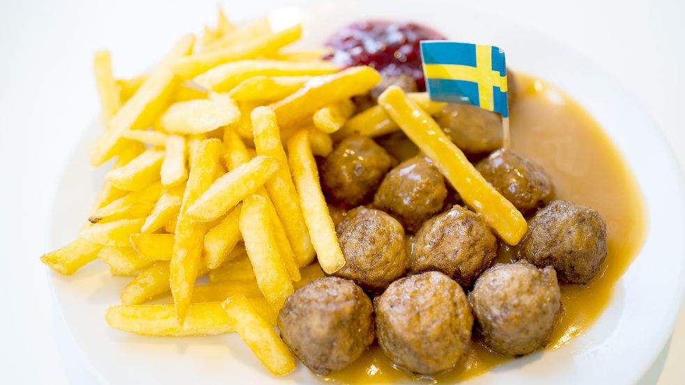 Köttbullar und Pommes sind für viele fast so wichtig wie die Möbel bei Ikea. Foto: Manupadilla/Adobe-Stock