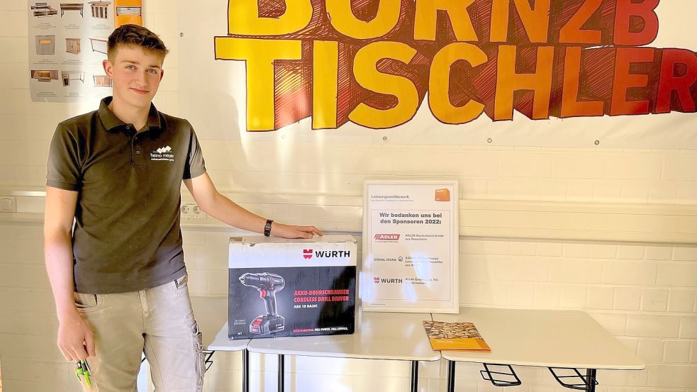 Landessieger Simon Tobias Schmidt freute sich über den Sieg und die gesponserten Geschenke. Foto: Tischler Nord