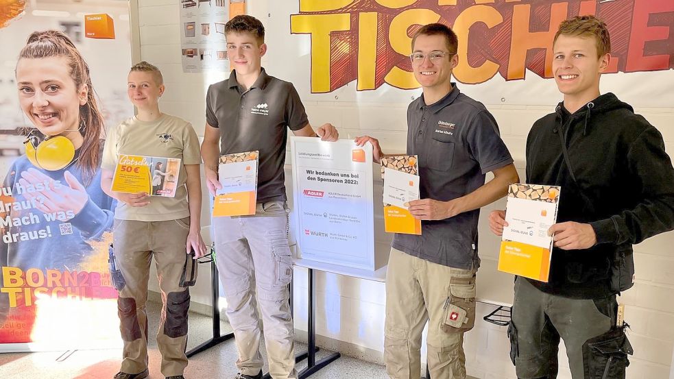 Die Wettbewerbsteilnehmer des Leistungswettbewerbs mit (von links) Charleen Boldt, Landessieger Simon Tobias Schmidt, Marten Schulz und Max Johannes Kalmuck. Foto: Tischler Nord