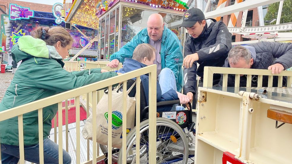 Frank Schüür und die Schausteller packen an – es gibt keinerlei Berührungsängste. Foto: Münch