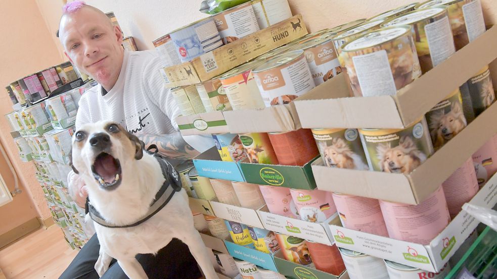 Seit fünf Jahren hilft Jens Mühlfried aus Norden bei der Tiertafel aus. Hier ist er zusammen mit seinem Hund „Jack“ zu sehen. Foto: Ortgies