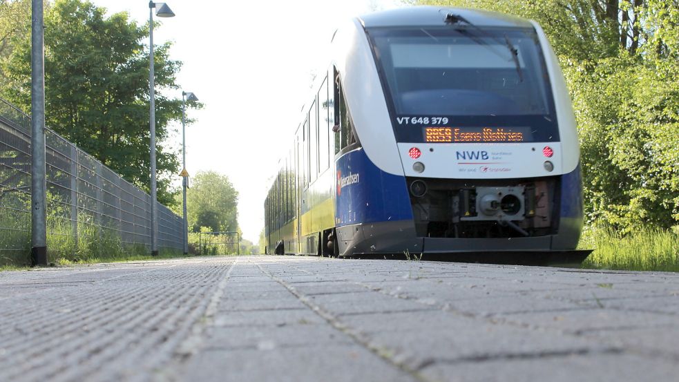 Dieser Zug kommt aus Esens und fährt eben in den Wittmunder Bahnhof ein. Foto: Oltmanns