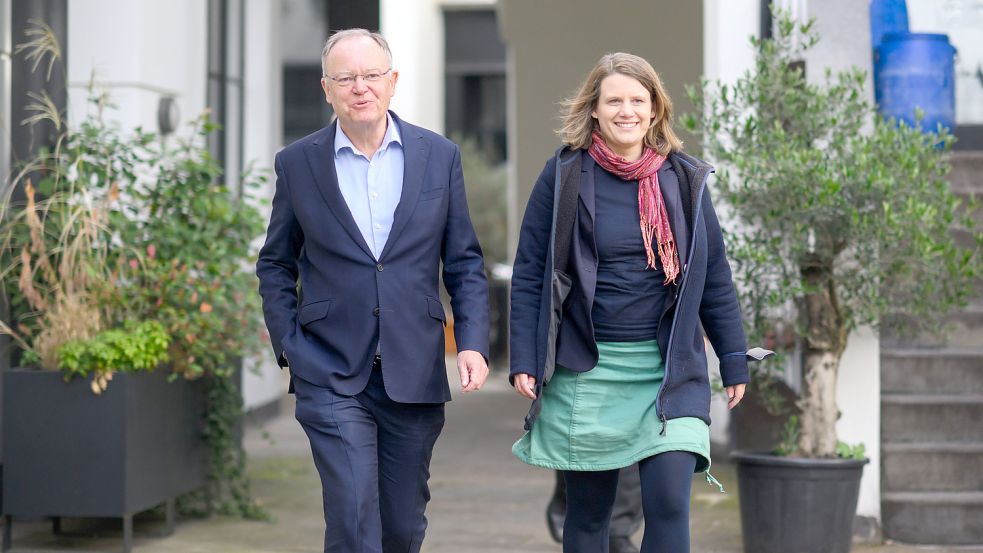 Auf dem Weg in die SPD-Parteizentrale in Hannover zum Auftaktgespräch über eine mögliche rot-grüne Landesregierung: Die beiden Spitzenkandidaten Stephan Weil (SPD) und Julia Willie Hamburg (Grüne). Foto: dpa/Julian Stratenschulte