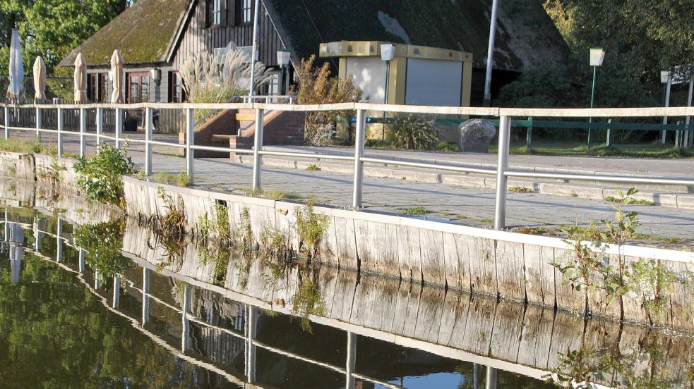 An der Uferpromenade vor dem Meerwarthaus ist die Spundwand morsch und teilweise durchgebrochen. Sie soll im kommenden Winter erneuert werden. Foto: Schönig