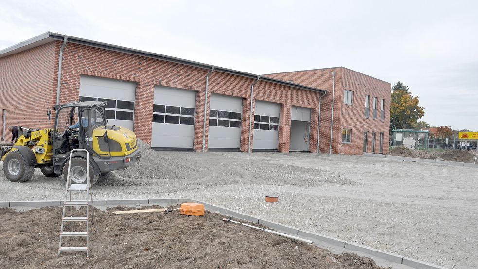 Die aktuell sich im Bau befindlichen Projekte wie der Neubau der Feuerwehr in Bunde sind von der Haushaltssperre nicht betroffen. Foto: Wolters