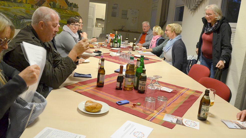 Die Mitglieder der BI trafen sich am Mittwoch im Dorfgemeinschaftshaus von Jennelt. Foto: Hillebrand