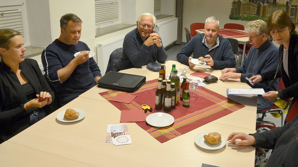 Nadine Booken (von links), Ralf Ludwig (beide SWK), Theodor Cirksena (SPD); Heiko Ringena (FBL) und Henning Paulsen-Jacobs kamen zu der Sitzung. Hier sind sie zusammen mit Jutta Lerche-Schaudinn zu sehen. Foto: Hillebrand
