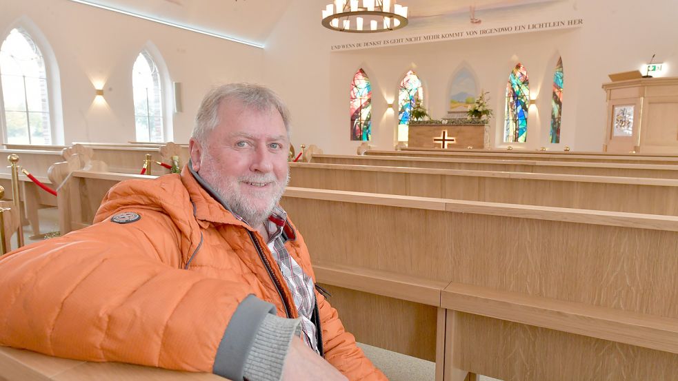 Fototermin in der Hochzeitskapelle: Gerhard Janssen hat in einer der 14 Sitzbänke Platz genommen. Fotos: Ortgies