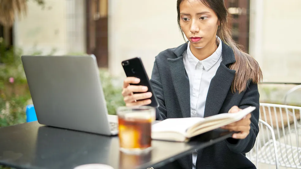Plötzlich mit einem Nacktbild konfrontiert: Viele Frauen kennen dieses unschöne Netz-Phänomen. Foto: imago images/Addictive Stock