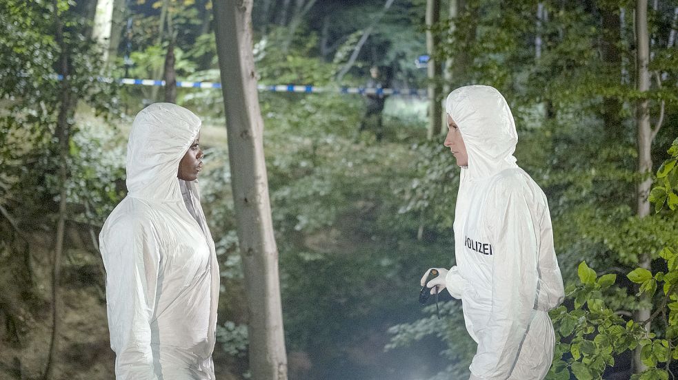 Am Tatort: Anaïs Schmitz (Florence Kasumba, links) und Charlotte Lindholm (Maria Furtwängler) Foto: NDR/Christine Schroeder