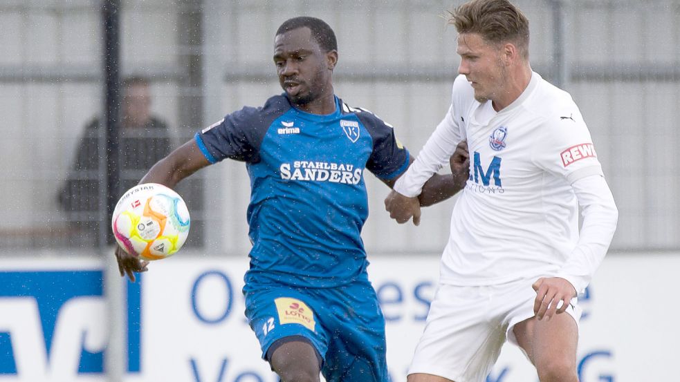 Kickers Emden (links Ayo Adeniran) hofft gegen Bremen auf den zweiten Heimsieg der Saison. Foto: Jens Doden